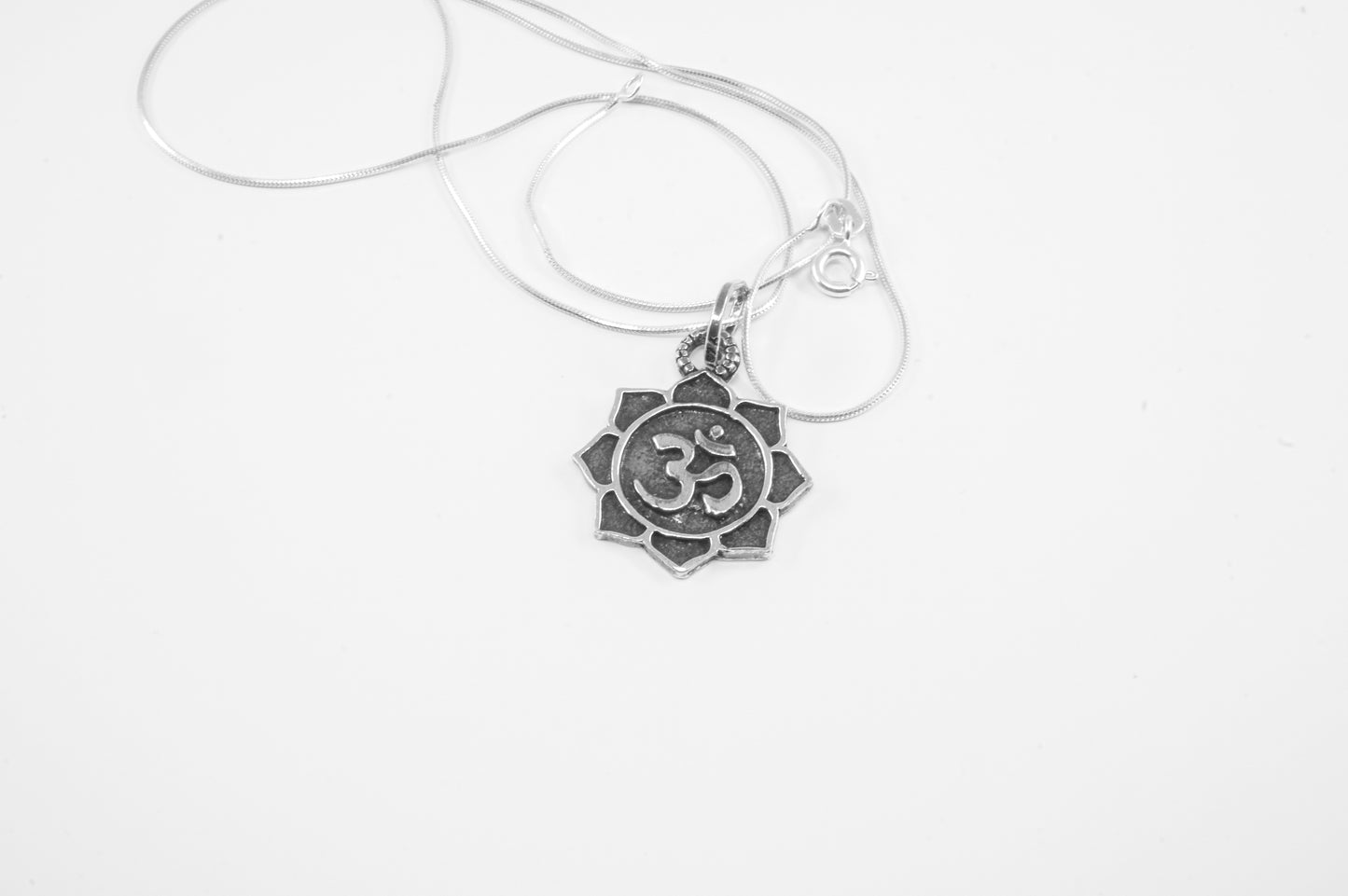 Dije de plata solida 925, símbolo de OM dentro de un girasol (cadena incluída)