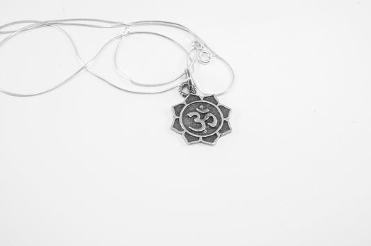 Dije de plata solida 925, símbolo de OM dentro de un girasol (cadena incluída)