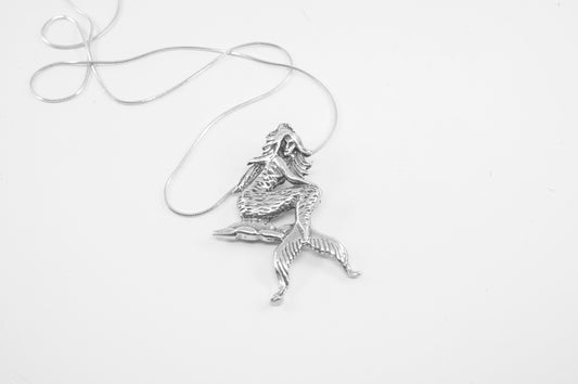 Dije de plata solida 925, Sirena de cuerpo entero sentada en roca de tortuga (cadena incluída)