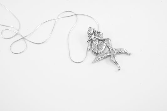 Dije de plata solida 925, Sirena de cuerpo entero sentada en roca de tortuga (cadena incluída)