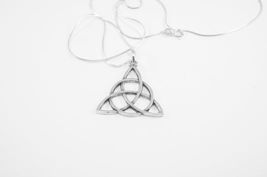 Dije plata solida 925, Triqueta o Triada Celta (cadena incluída)
