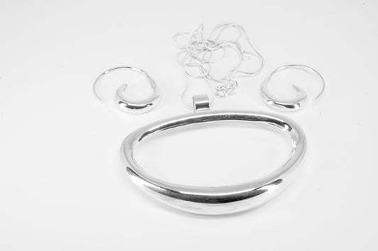 Juego de dije y aretes de plata solida 925, enigma invertido con aretes luna con cadena de 48cms incluida