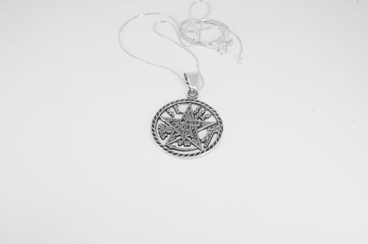 Dije de plata solida 925 Tetragramatron calado con cadena de 48cms incluida