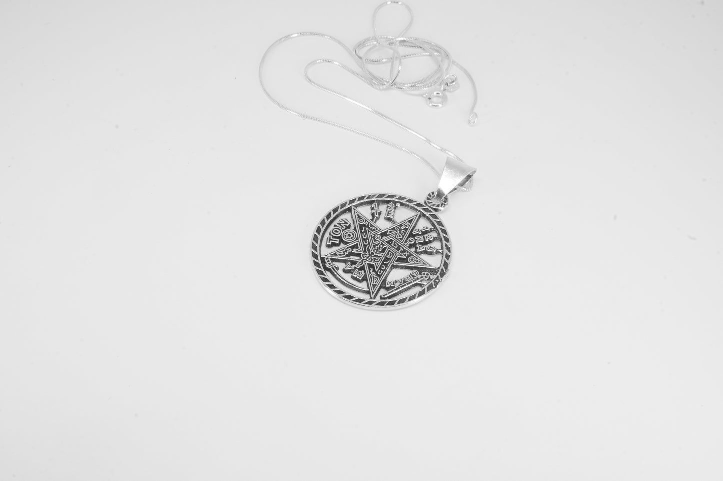 Dije de plata solida 925 Tetragramatron calado con cadena de 48cms incluida