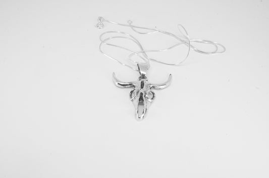 Dije de plata solida 925 Osamenta de Toro con cadena incluida