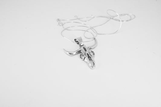 Dije de plata solida 925 Osamenta de Toro con cadena incluida