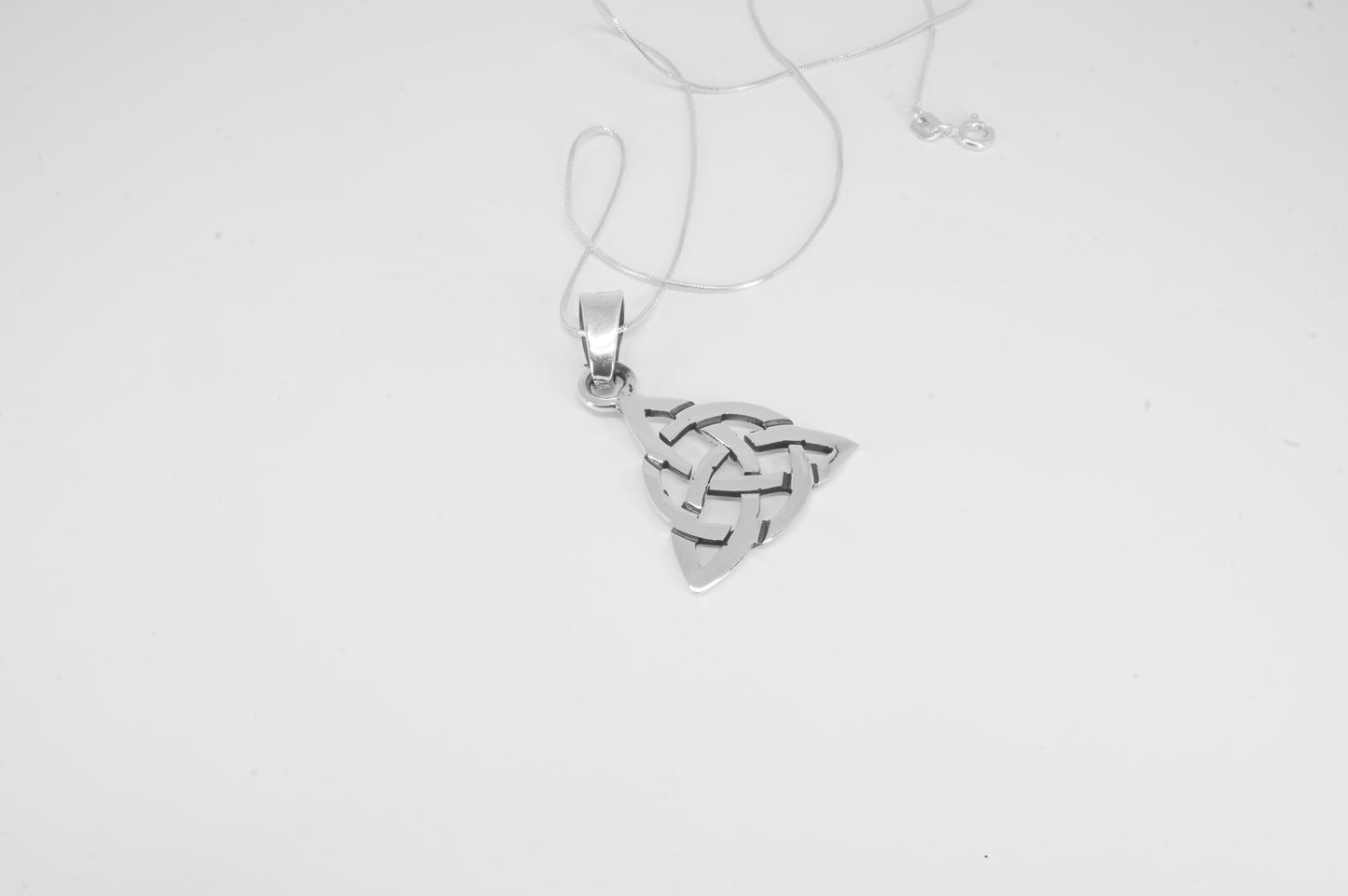 Dije de plata solida 925, Triada Celta con cadena incluída