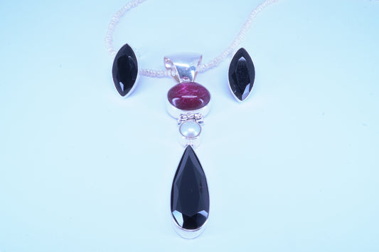 Gargantilla de Piedra Roja, Perla de Río y Cristal Austriaco Negro con sus Aretes en Cristal Negro