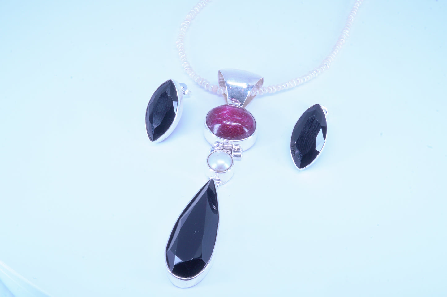 Gargantilla de Piedra Roja, Perla de Río y Cristal Austriaco Negro con sus Aretes en Cristal Negro
