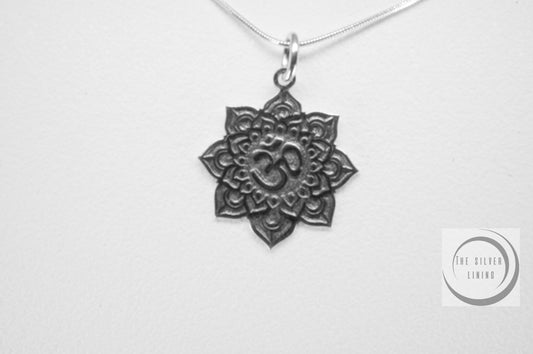 Dije de plata 925, Símbolo de OM en Mandala con cadena incluída