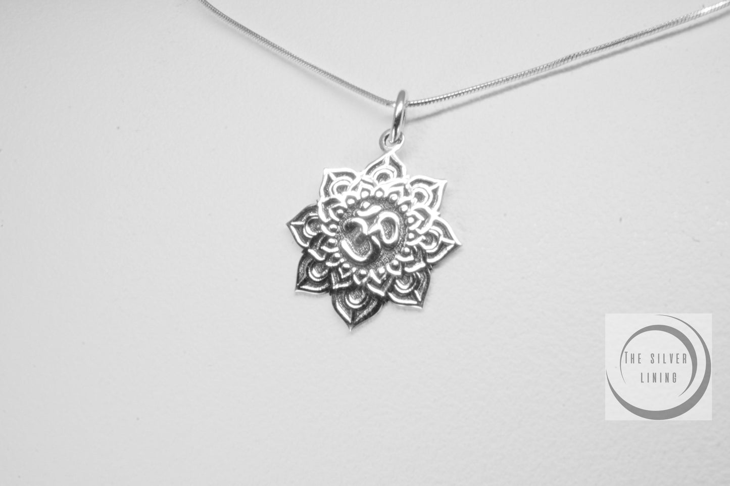 Dije de plata 925, Símbolo de OM en Mandala con cadena incluída