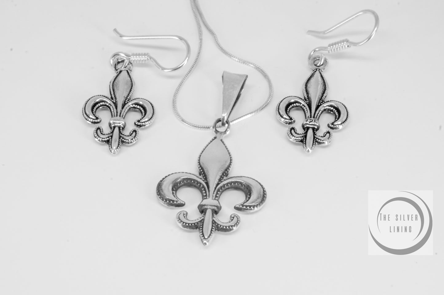 Juego de Aretes y dije de plata 925, Flor de Lis con cadena incluída