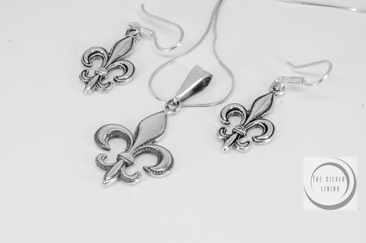Juego de Aretes y dije de plata 925, Flor de Lis con cadena incluída