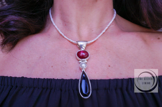 Gargantilla de Piedra Roja, Perla de Río y Cristal Austriaco Negro con sus Aretes en Cristal Negro