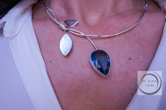 Gargantilla de Hoja Otoñal con Cristal Azul con Aretes de Cristal