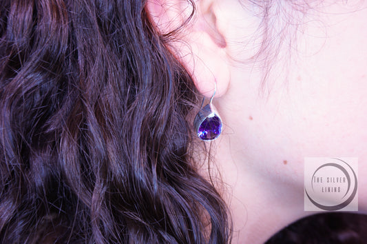 Gargantilla de Perlitas Tornasol Moradas con Dije de Hojas Otoñales Moradas con sus juego de Aretes en Cristal Morado