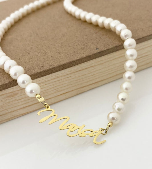 Collar de Perlas de Río con Placa de Nombre en Plata