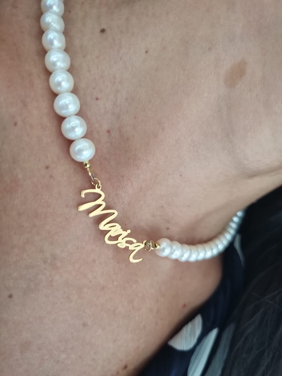 Collar de Perlas de Río con Placa de Nombre en Plata
