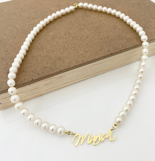 Collar de Perlas de Río con Placa de Nombre en Plata